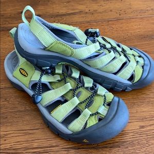 Keen water hiking shoes size 8.